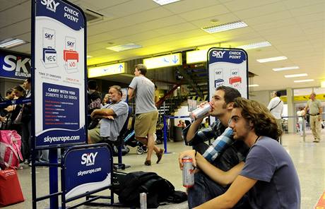 Klienti SkyEurope ekají na bratislavském letiti na informace