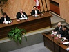 Ústavní soud rozhoduje o Lisabonské smlouv (vpravo prezident Klaus se svým tajemníkem Jaklem)