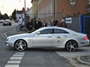 Jedno z aut zabavených nmeckou policií vyjídí z objektu kasáren v bavorském Weidenu, kde 6. záí veer nmecká policie zaala vydávat eským a slovenským úastníkm nelegálního závodu Diamond Race jejich zabavené vozy. 