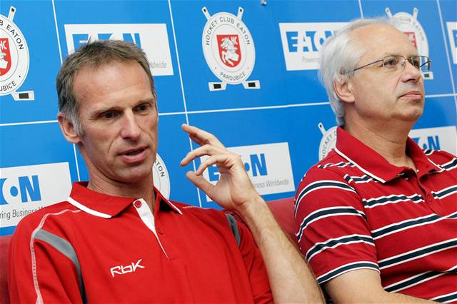 Dominik Ha�ek (vlevo) a kou� Václav Sýkora.