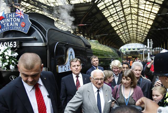 Sir Nicholas Winton. v pozadí p�edseda sn�movny Miloslav Vl�ek, který ho "p�ek�til" na sira Winstona.