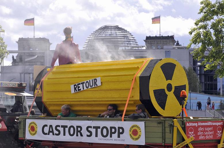 V Berlín� demonstrovaly desítky tisíc odp�rc� jaderné energie 