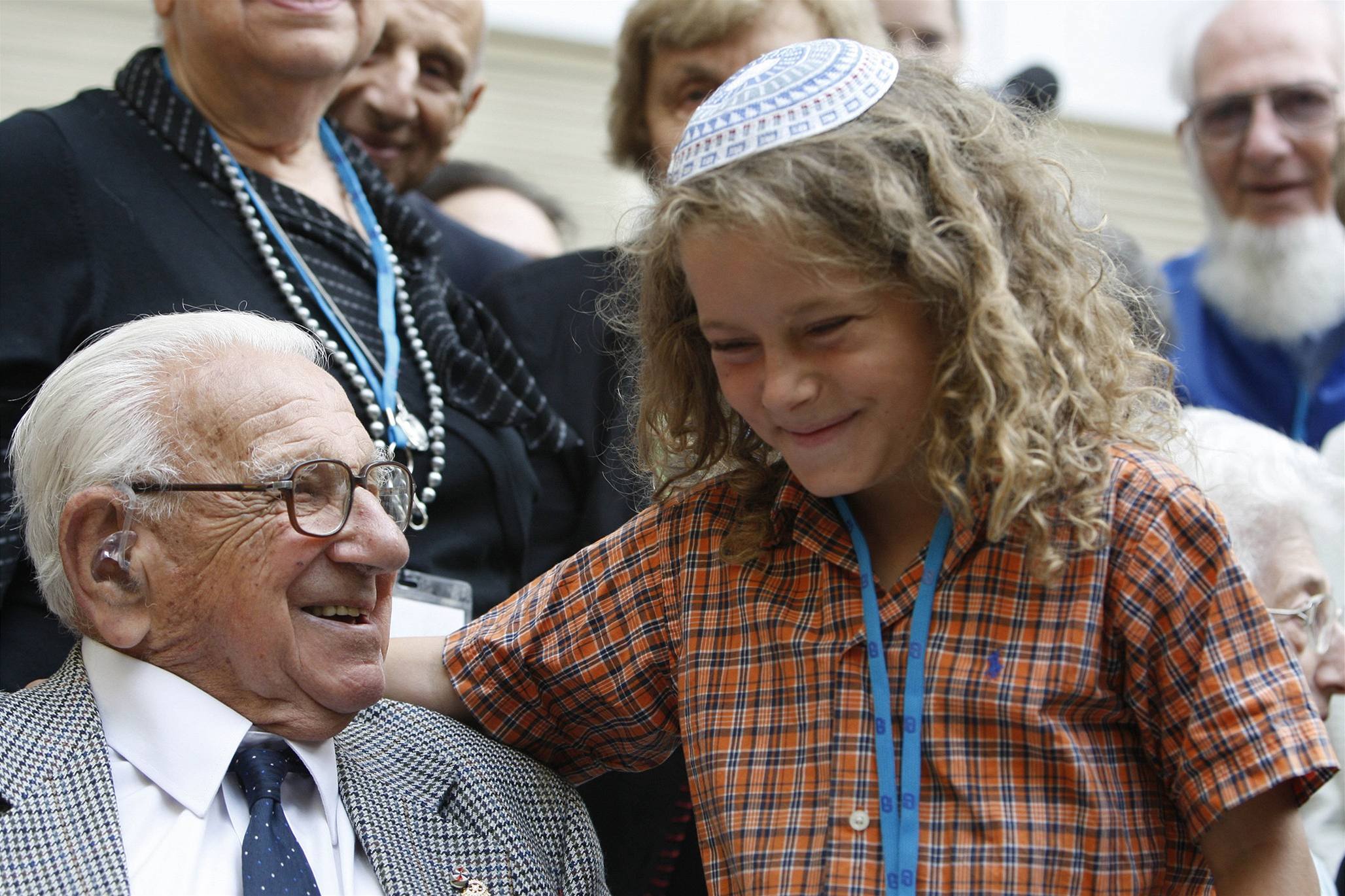 Nicholas Winton p�ivítal 'své d�ti' v Londýn�. Na snímku s neznámým chlapcem.