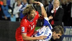 Jaroslav Pla�il (v �erven�m) v z�pase v Bratislav�.