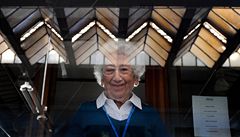 Ruth Humpreyesová, jedna ze zachrán�ných �idovských d�tí, kouká z okna Wintonova vlaku na hlavním nádra�í v Praze.