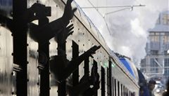 Vlak Winton train se zachrán�nými �idovskými d�tmi mí�í do Londýna.