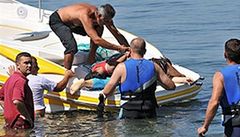 Záchranái pomáhají z vody peivím pasaérm.
