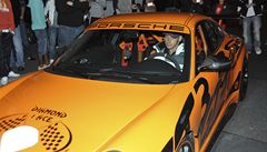 Jedno z aut zabavených nmeckou policií vyjídí z objektu kasáren v bavorském Weidenu, kde 6. záí veer nmecká policie zaala vydávat eským a slovenským úastníkm nelegálního závodu Diamond Race jejich zabavené vozy. 
