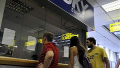 Lidé čekají na letišti u přepážky SkyEurope. | na serveru Lidovky.cz | aktuální zprávy