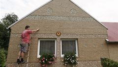 D�m oblo�ený korkovými zátkami od vína.