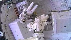 Astronauti z Discovery vystoupili do vesmíru