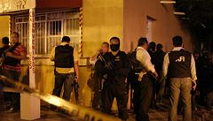 Policisté p�ed místem masakru, kde ozbrojenci zast�elili 18 lidí