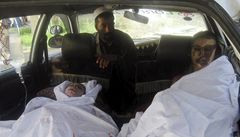 Zran�ní mu�i jsou po výbuchu cisteren p�evá�eni do nemocnice.