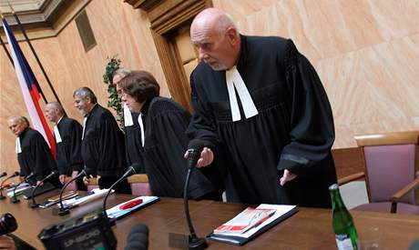 Ústavní soudci v ele s Pavlem Rychetským zahajují jednání