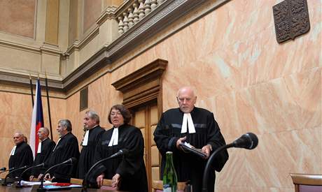 Ústavní soudci v ele s Pavlem Rychetským picházejí na jednání