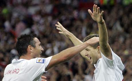 Radost Franka Lamparda (vlevo) a Stevena Gerrarda, oba pispli dvma góly k výhe Anglie nad Chorvatskem 5:1.