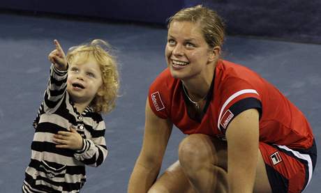 Kim Clijstersová s dcerkou Jadou a pohárem.