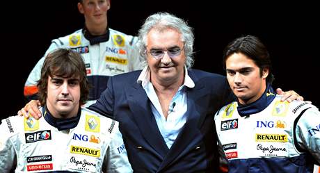 Fernando Alonso (vlevo), Flavio Briatore, Nelson Piquet.