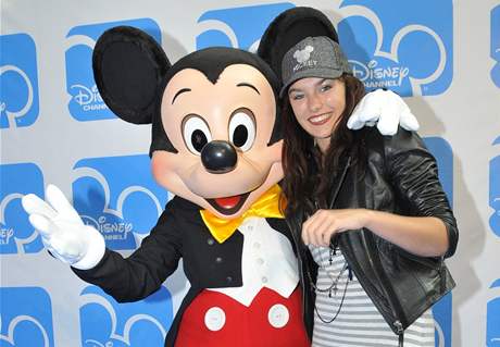 Zpvaka Ewa Farna s figurkou Mickey Mouse pi slavnostním uvedení kanálu Disney do R