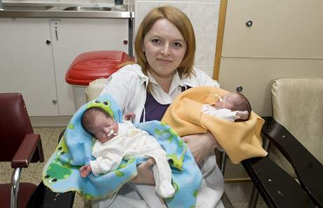 Kateina Solovjova s dvojaty Anastasií a Viktorií v motolské nemocnici.
