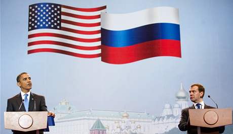 Barack Obama na schzce 7. ervence s ruským prezidentem Dmitrijem Medvdvem v Moskv oznamuje konec plán na umístní radaru v esku.