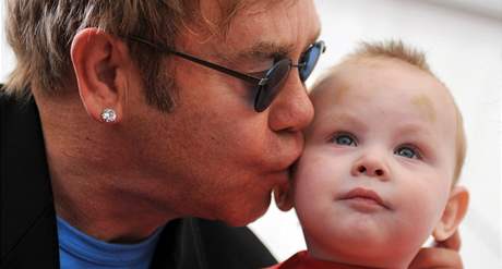 Zpvák Elton John s ukrajinským chlapcem Levem.