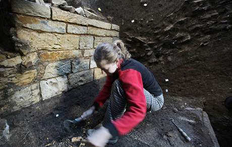 Archeologové objevili na Hradanském námstí torzo románského domu.