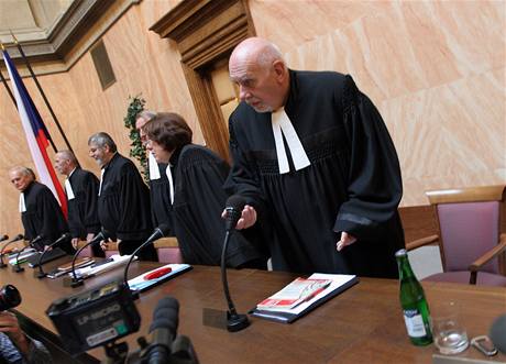 Ústavní soudci v ele s Pavlem Rychetským zahajují jednání