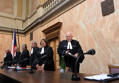 Ústavní soudci v čele s Pavlem Rychetským přicházejí na jednání
