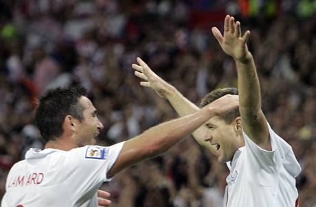 Radost Franka Lamparda (vlevo) a Stevena Gerrarda, oba přispěli dvěma góly k výhře Anglie nad Chorvatskem 5:1.