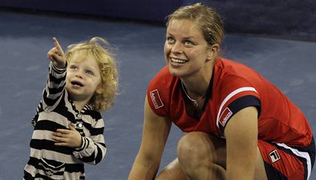 Kim Clijstersová s dcerkou Jadou a pohárem.