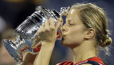Kim Clijstersová s pohárem.