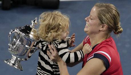 Kim Clijstersová s pohárema dcerkou.