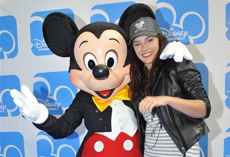 Zpěvačka Ewa Farna s figurkou Mickey Mouse při slavnostním uvedení kanálu Disney do ČR