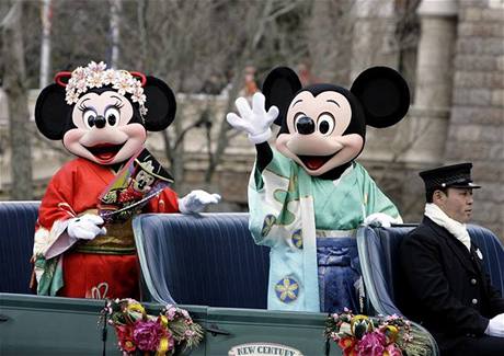 Mickey Mouse a jeho Minnie oblečeni v tradičním japonském kimonu zdraví návštěvníky novoroční přehlídky v Disneylandu v Tokyu.