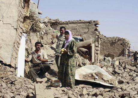 Trosky dom po bombovém atentátu v Iráku