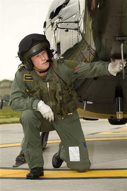Plukovník Wales. Princ Harry, stejn jako jeho starí bratr William, absolvoval kurz, aby se mohl stát pilotem helikoptéry.