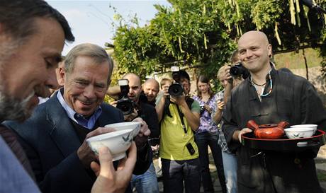 Exprezident Vclav Havel zasadil sakuru a doporuil nvtvu japonsk zahrady eskm politikm.