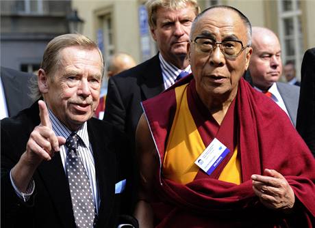 Bval prezident Vclav Havel (vlevo) se 11. z soukrom seel s tibetskm duchovnm vdcem dalajlamou. 