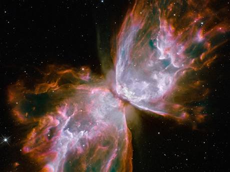Mlhovina NGC 6302 vznikla díky smrti hvězdy přibližně pětkrát hmotnější než je Slunce. Mračna prachu unikají od své mateřského objektu skrytého ve středu snímku rychlostí před 900 tisíc kilometrů za hodinu.