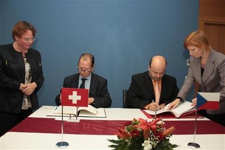 Ministr vnitra Martin Pecina (vpravo) pi podpisu readmisn smlouvy mezi R a vcarskem. Vpravo vcarsk velvyslanec Jean-Franois Kamer. 