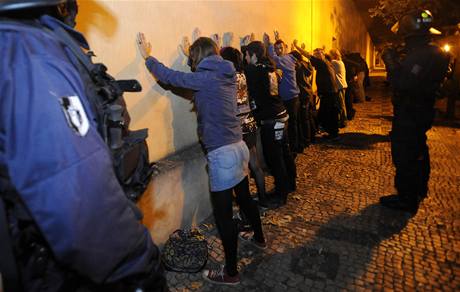 Squattei vnikli do oputného domu na rohu Apolináské ulice a ulice Na Slupi v Praze. K budov dorazila asi stovka píznivc squatterství.