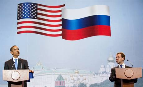 Barack Obama na schzce 7. ervence s ruským prezidentem Dmitrijem Medvdvem v Moskv oznamuje konec plán na umístní radaru v esku.