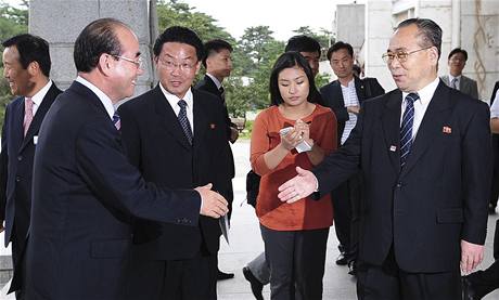Zástupci obou Korejí si vymnili seznamy válkou rozdlených rodin.