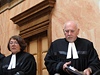 Ústavní soudci v ele s Pavlem Rychetským picházejí na jednání