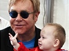 Elton John s ukrajinským sirotkem Lvem