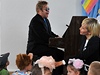 Elton John s dtmi v ukrajinském sirotinci