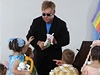 Elton John s dtmi v ukrajinském sirotinci