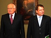 Prezident Václav Klaus (vlevo) pijal 16. záí na Praském hrad pedsedu SSD Jiího Paroubka. 