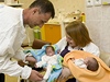 Kateina Solovjova s dvojaty Anastasií a Viktorií a manelem Anatolijem Mironem v motolské nemocnici.